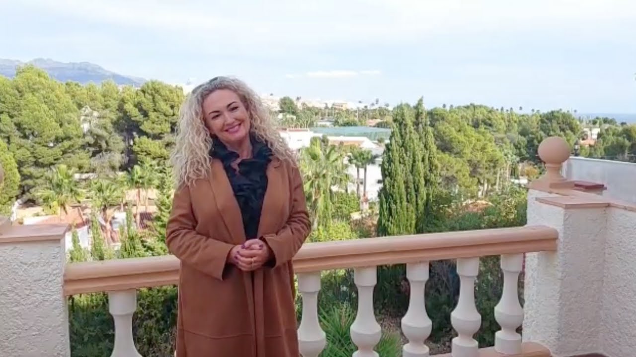 Beautiful detached Spanish villa with stunning views of the sea and mountains.