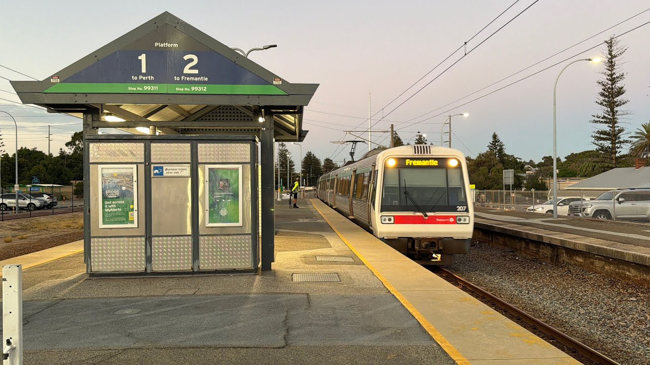 Trains at Cottesloe station