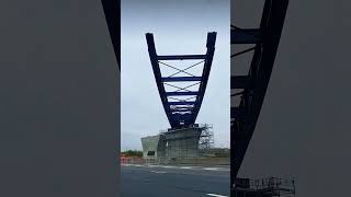 Installation of steel box girder without road closure conditions