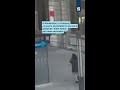 Un UOMO ACCOLTELLA tre persone in SVIZZERA urlando 'Allah Akbar'
