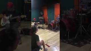 LATIHAN LAGU KAMU AKU DAN KALIAN DI STUDIO