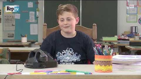 “È molto complicato”, i bambini di oggi alle prese col telefono analogico