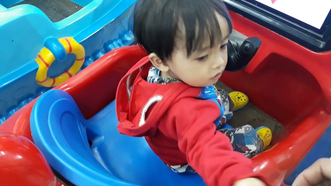 Maen Odong-Odong di Depan YoMart Seru