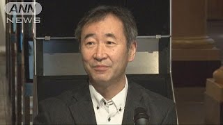 ノーベル賞の2人、恒例行事の“椅子にサイン”(15/12/07)