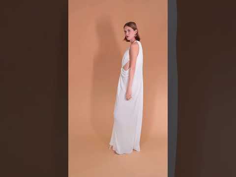 Vestido longo em petit trame, com abertura na lateral.