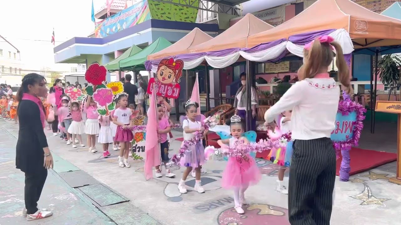 เดินขบวนพาเหรดกีฬาสี อ.2 โรงเรียนสุขเจริญผลแพรกษา