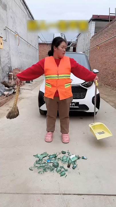 She Risked Her Life to Save a Stranger’s Car 😱💔 | Heart-Touching Moment Caught on Camera!