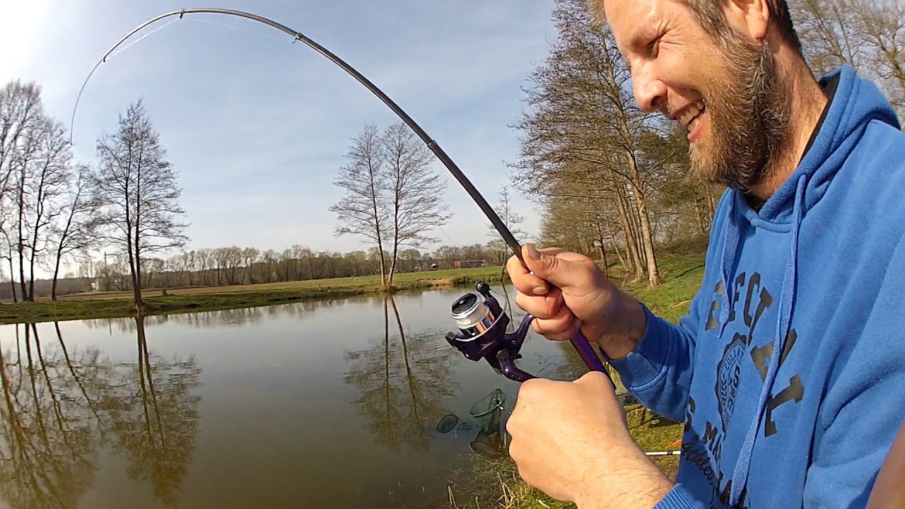 Tabatiere en porcelaine à décor d'un pêcheur avec sa canne au bord de l'eau,