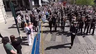 Jenter 1. mai med kampen janitsjar
