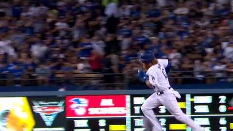 Justin Turner scores from first on an error