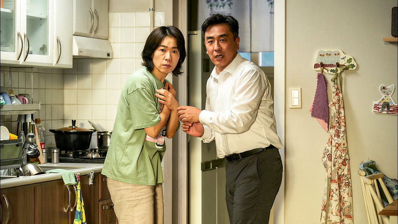 موظف فاشل عشان ميترفدش من شغلة أضطر يدرب 3 مواطنين من جزيرة معزولة بس مكانش يعرف الي مستنيه ملخص