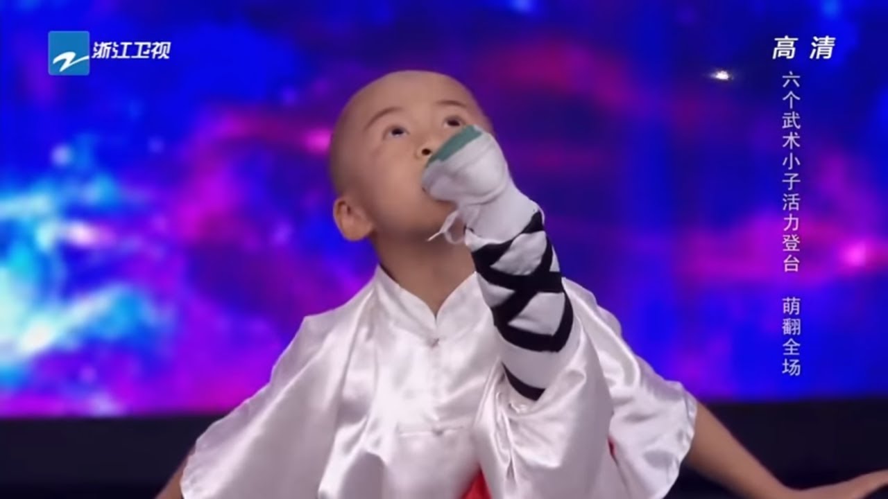 超萌光头武术小子秀绝技渴望去少林寺学习！光头小子秀绝技啃脚丫萌翻全场！《中国梦想秀8》第6期 花絮 [浙江卫视官方HD]