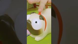 Kattenkwaad - TV spot (verticaal)
Mopper, de mops, is uitgebroken en probeert alle katten weg te
jagen. Zit jouw kat op een vuilnisbak? Dan is ze veilig. Maar zit ze
ergens anders op het hek? Dan kan Mopper tegen de KATapult
botsen en vliegt je kitten de lucht in! Slaag jij er als eerste in om je
kat een toertje om de tuin te laten wandelen? Of springt je kat een
gat in de lucht? Kattenkwaad - TV spot (verticaal)