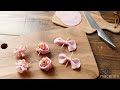 【ハムの飾り切り 花・バラ・リボン】華やかな見た目に♪お弁当やサラダにおすすめ！｜macaroni（マカロニ）