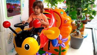 Fatih Selim Ela Ve Yusuf oyun alanındaki jetonlu oyuncaklara biniyorlar eğlenceli çocuk videosu Resimi