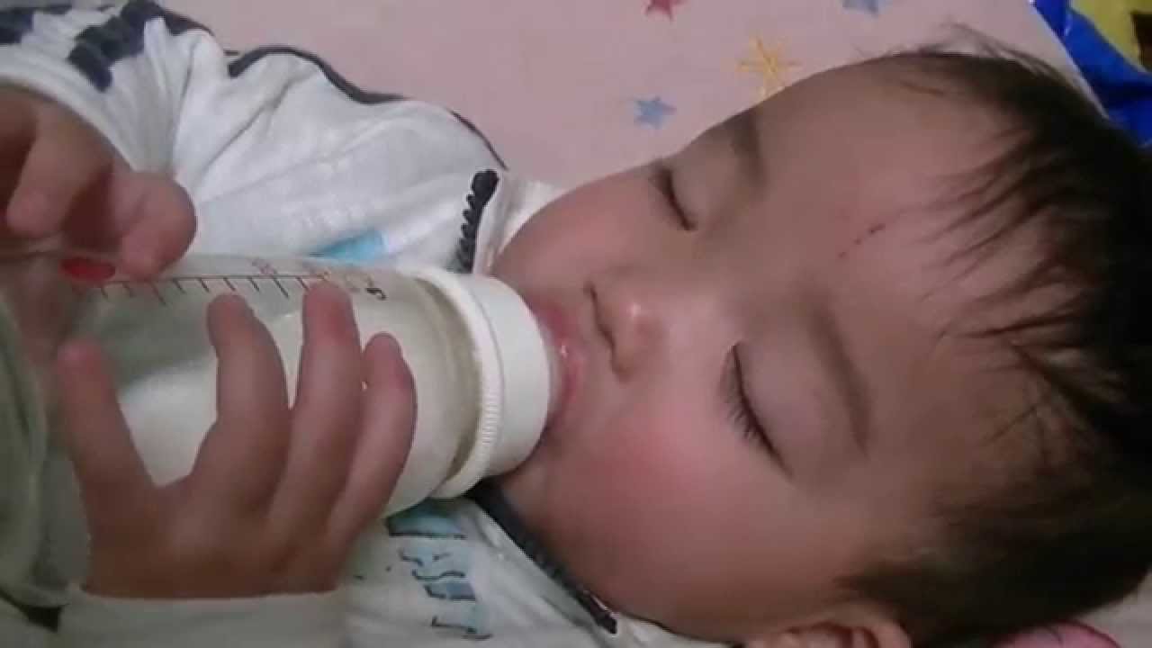 眠りながらミルクを飲む赤ちゃん(^^ YouTube