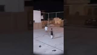 بنت تلعب معهم كرة طائرة والشايب تحمس😂😂😂😂💔💔💔!!!