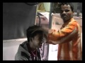 Индийский массаж головы в поезде.