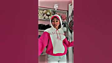 عيني جات ع سنيوره كات وقفه ف بلكونه 