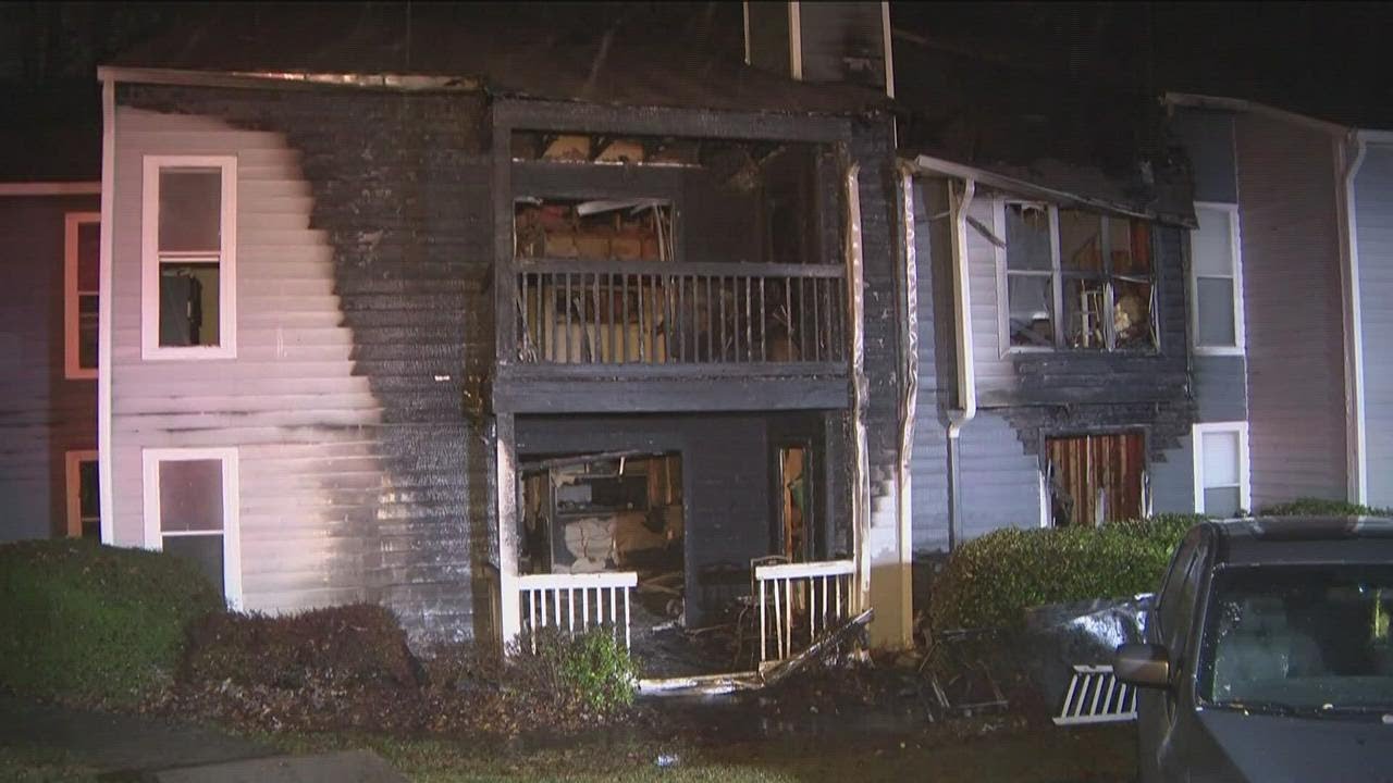 Three people rescued following Duluth apartment fire - YouTube
