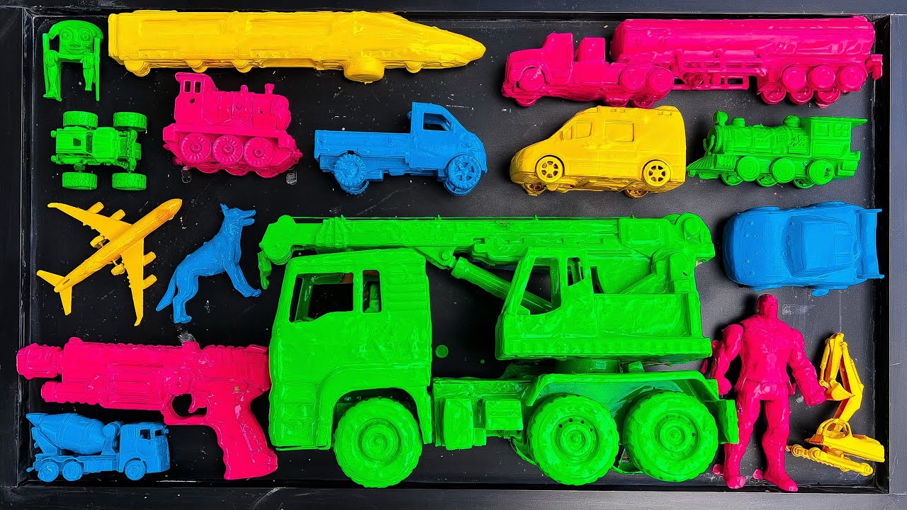 Membersihkan mainan mobil-mobilan, mobil truk derek, truk molen, pesawat terbang, mobil ambulan,