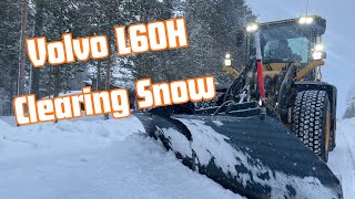 Volvo L60H plowing roads + Moving huge snow piles!
