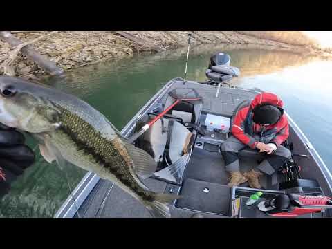 Cold Weather Cranking! Norris Lake Bass Fishing December 20th. Merry CHRISTmas!!