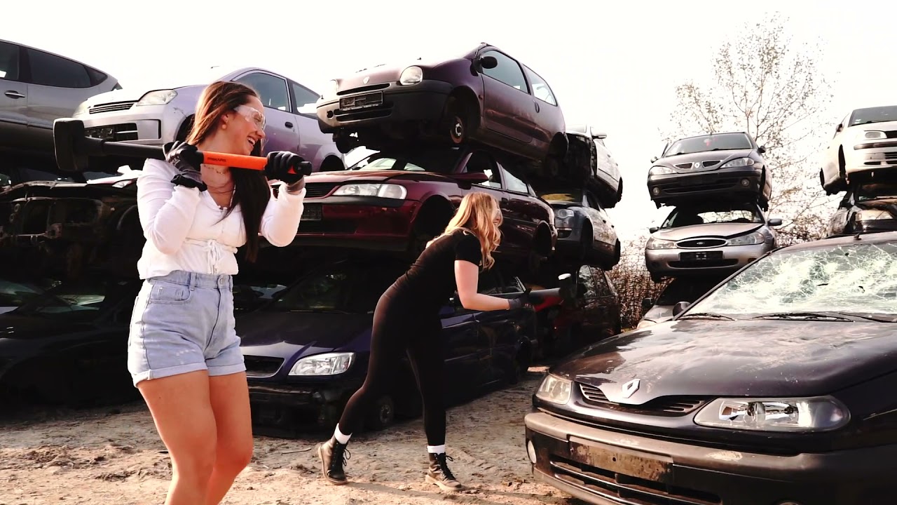 Auto zertrümmern bei Autoverwertung & Schrotthandel Noiron in Waldbröl