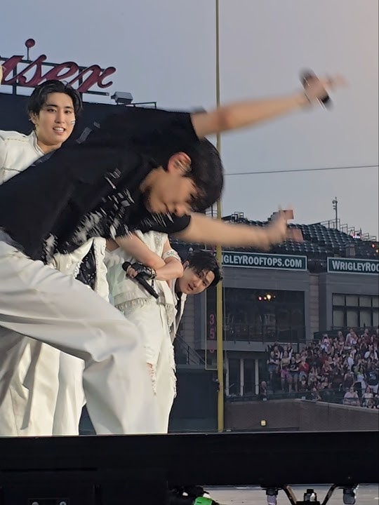 Seungmin’s attempt at a cart wheel for today’s Walkin’ on Water #straykids #seungmin