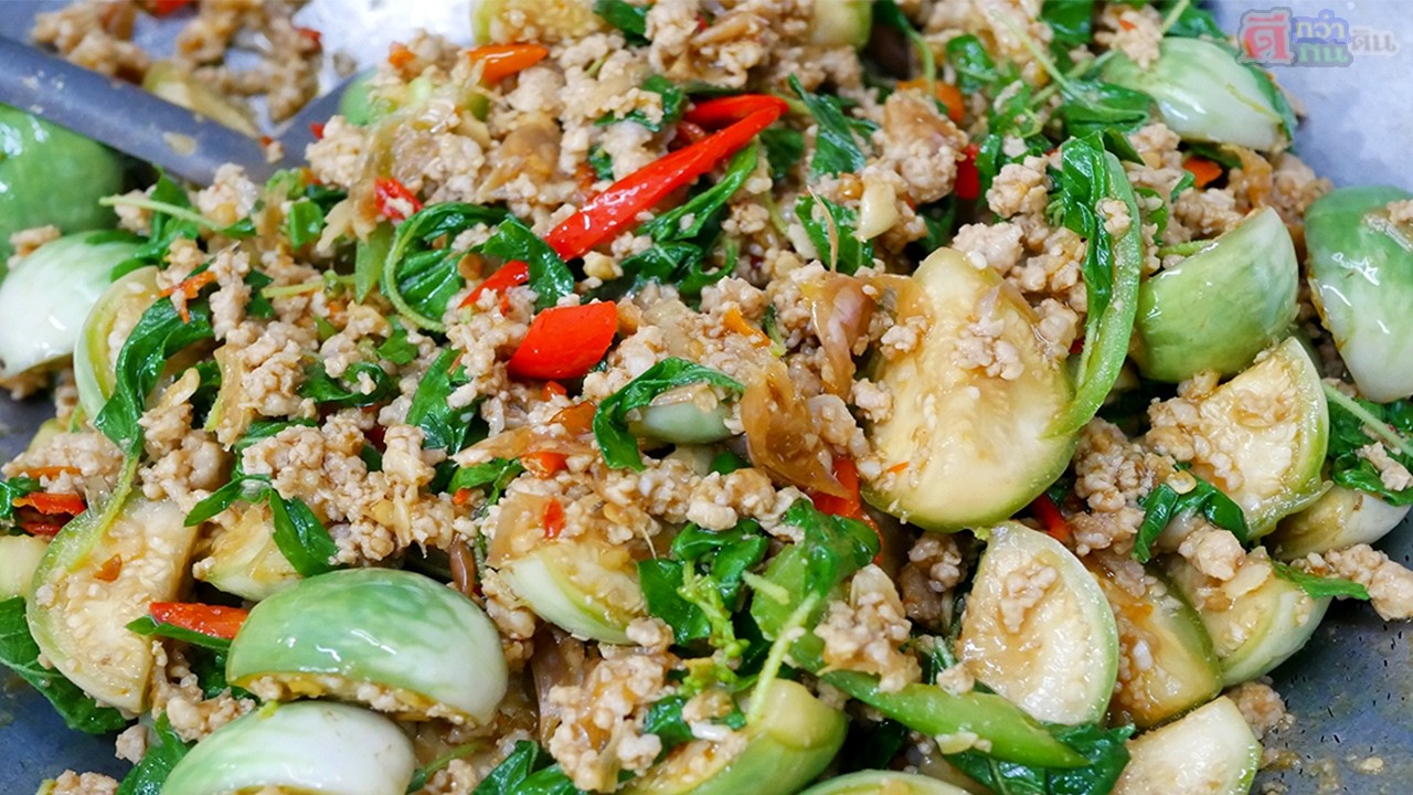 ผัดกะเพรามะเขือเปราะหมูสับ ผัดให้มะเขือสีสวยชวนกิน อร่อยเกินจาน ทำยังไงไปชมกันค่ะ