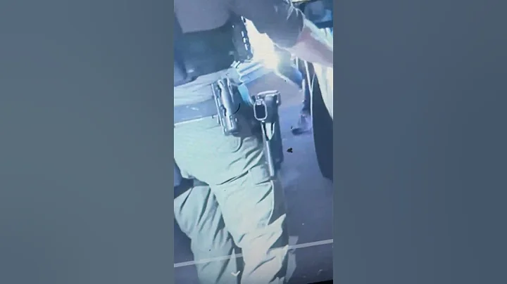 Cop Literally Carrying around a Empty Glock on Duty😂👎🏾 DO BETTER! #guns #gunguy #viral #shorts