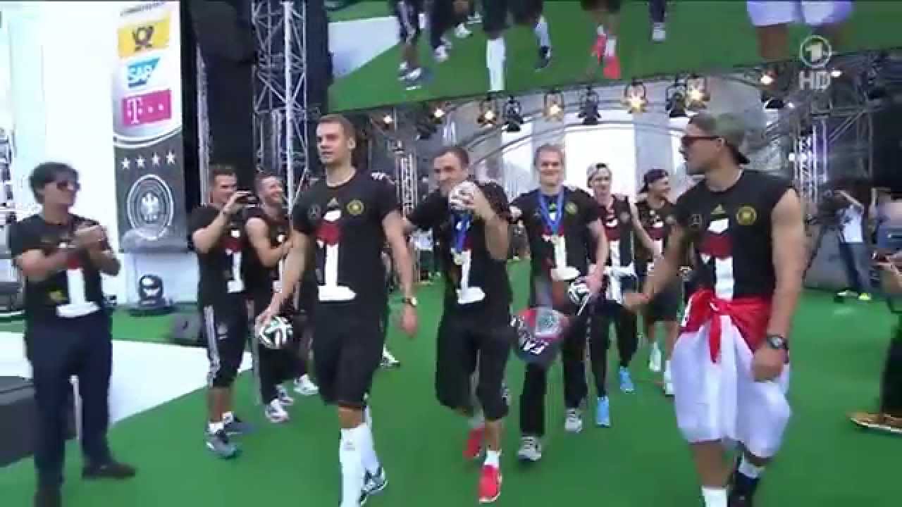 Bastian Schweinsteiger, Manuel Neuer & Co lassen sich feiern! | Fanmeile Berlin  | ARD