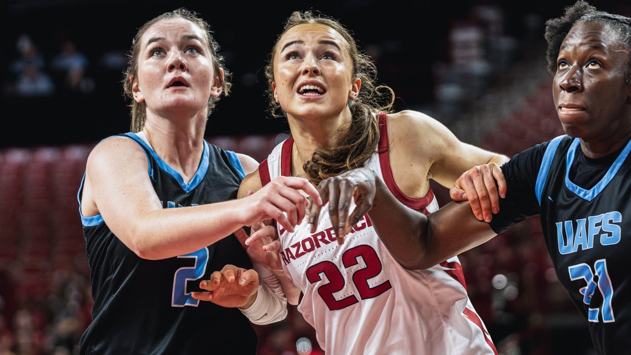 Талия Джонс и Бонни Дис из «Рейзорбэкс» после победы над «Арканзас-Форт-Смит»