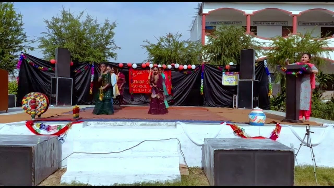 4th class Girls Bhangra Performance  KG Holy Heart Public Sen Sec School Pheruman Function