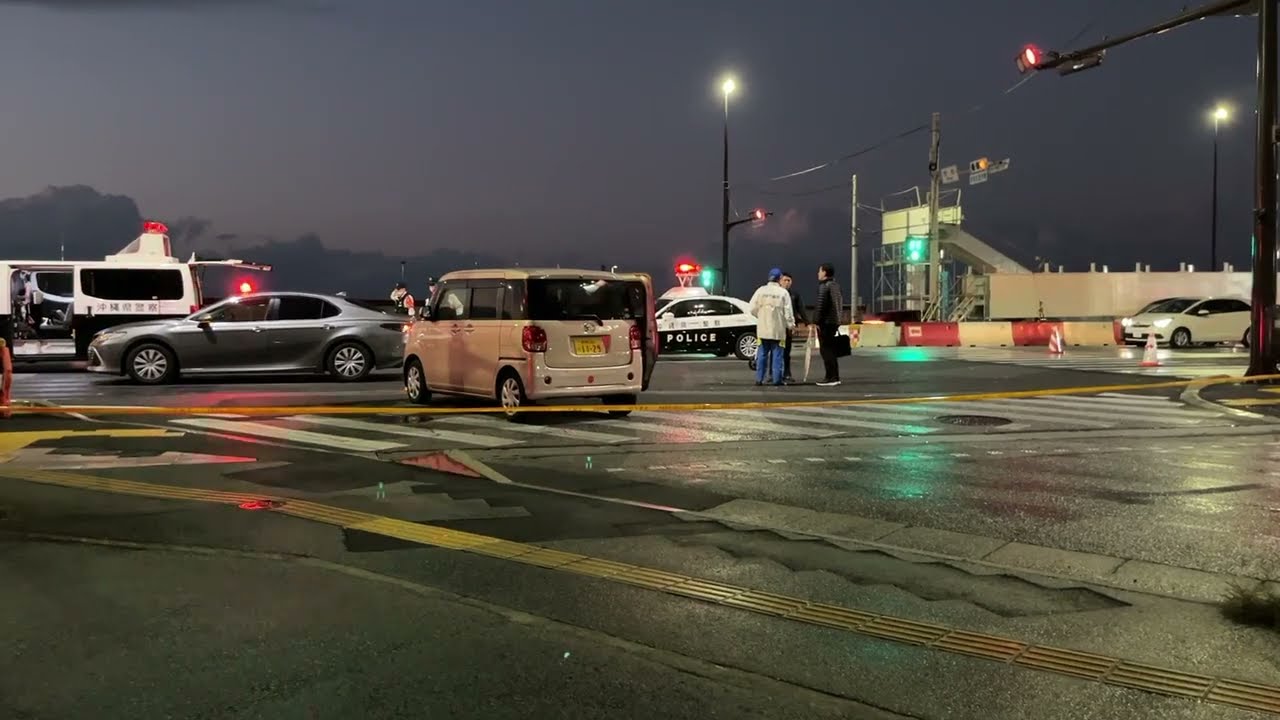 車が猛スピードで突っ込んで歩行者はねた」 男女2人は意識なしの状態で