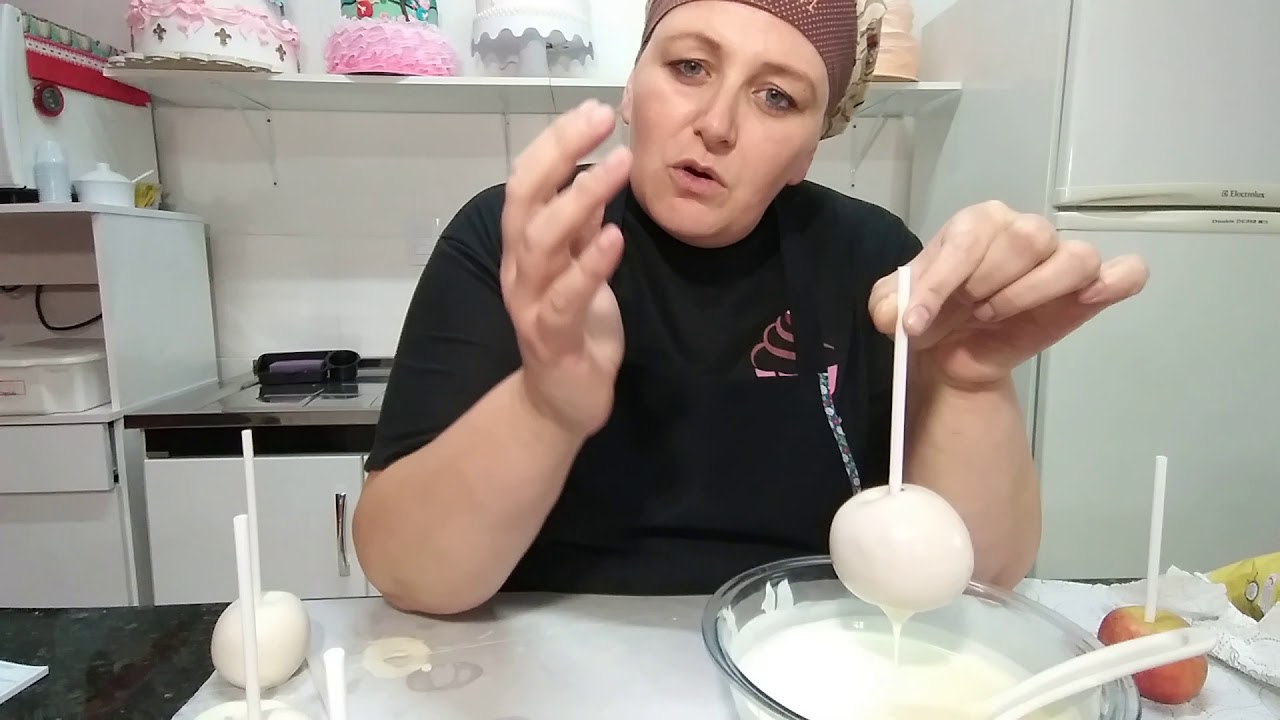 Banhando maçãs no chocolate.