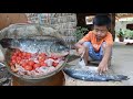 Chef Seyhak cook big fish and chicken ovary with confidence and invite mom to taste