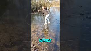 Der Junge Läuft Durch Den Schlamm