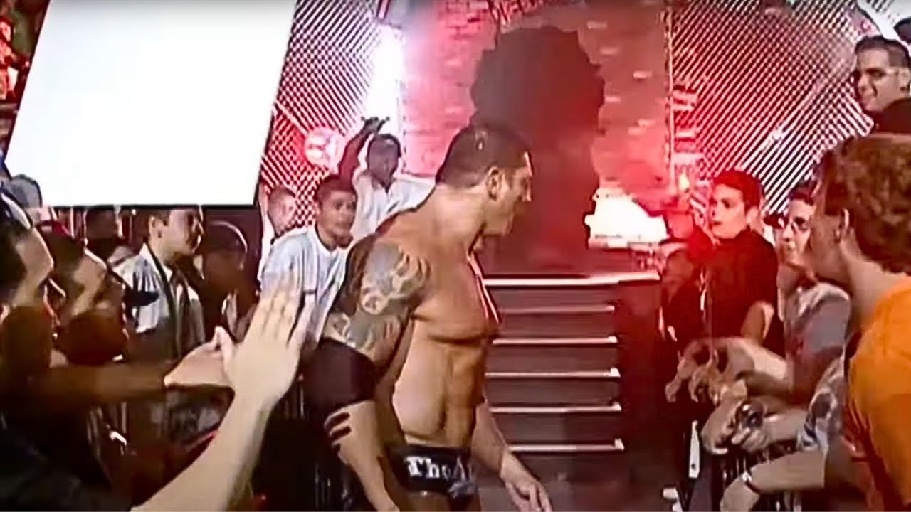 15 Minutos de las Mejores y Mas Salvajes Interacciones Entre Fans y Luchadores de WWE