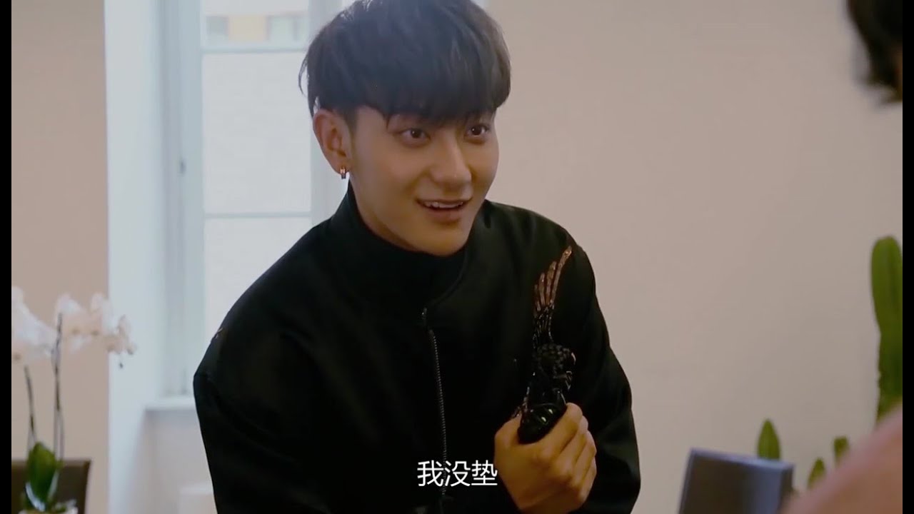 黄子韬亲身示范表情包正确用法，还聊了初吻和初