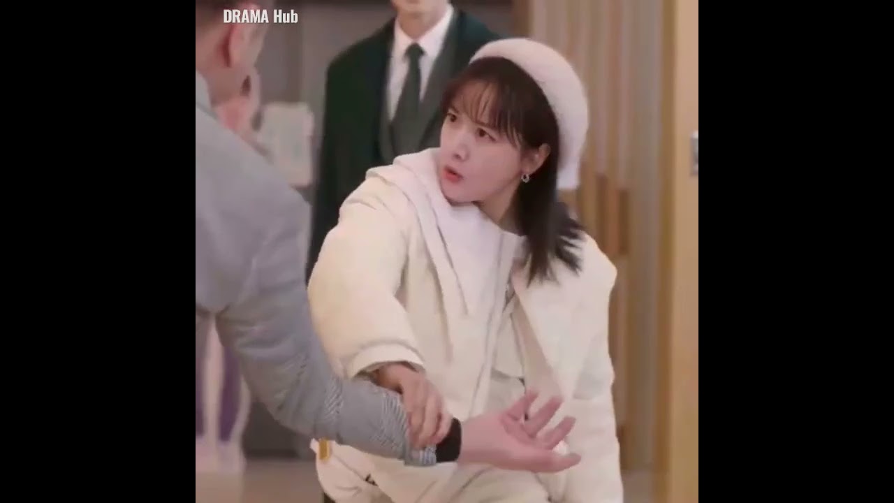girl fight to protect the boy but she's afraid of blood 🤣DRAMA Hub #shorts #cdrama #cutebodygaurd