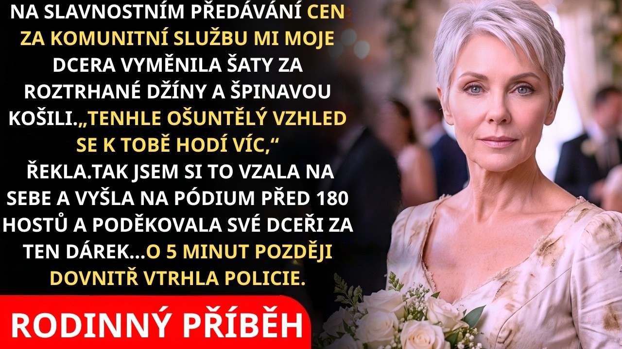 Stála jsem na pódiu před sto osmdesáti lidmi v roztrhaných džínách, zašpiněné košili a nesourodých ponožkách, které mi moje dcera nastražila místo mých šatů. V kapse jsem měla vzkaz psaný její...