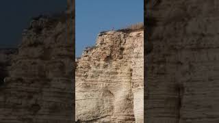 #قفزة الموت  صخرة الروشة  اعلا صخرة وجنان عل اخر  انطرو فيديو تاني وهو عم ينط