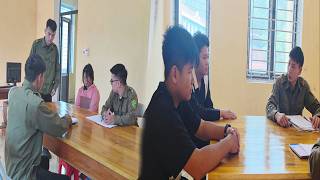 Police officer Phu helped the young woman get her land title deed back from the gangsters.