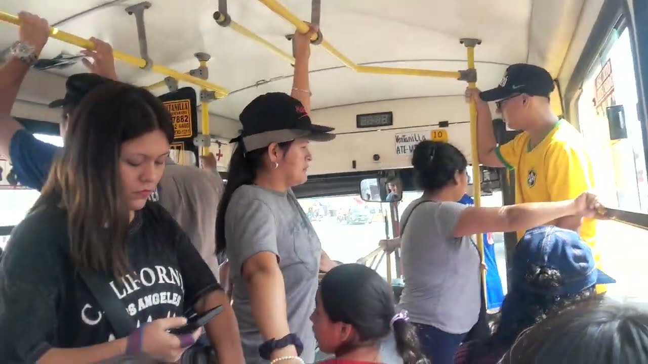 Viajando por la Av. MIGUEL GRAU en un bus del EXPRESO VENTANILLA. Llegando a la Plaza Grau.