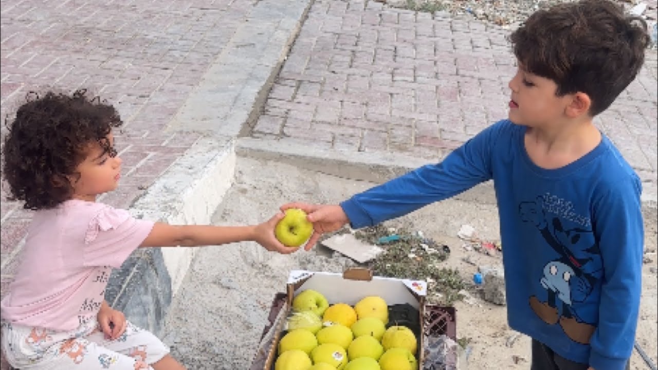ابكت العالم هذه الطفلة الرضيعة بسبب كرمها😭🥺رغم جوعها؟!