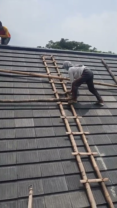 skill dewa ! pengecatan genteng beton sambil merangkak karena curam dan licin dengan alat seadanya