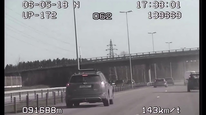 Bil stikker fra politiet (Utrykningspolitiet) - Car runs from police in Norway