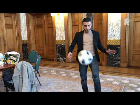 Kan straatvoetballer Touzani hooghouden en geïnterviewd worden tegelijkertijd?