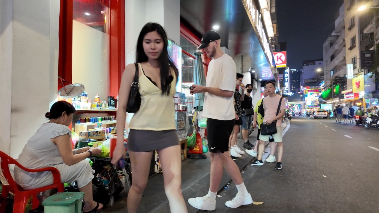Deep Into Saigon’s Alleyways 🇻🇳 | Bùi Viện Street Scenes